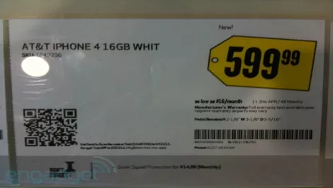 Retail makes space for white iPhone 4