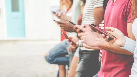 AU's smartphone market suffers record decline